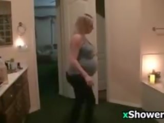Grūtniece sieviete izpaužas uz the vanna kubls