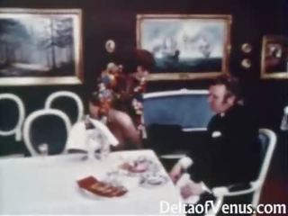 Vintáž porno 1960s - chlpaté vyzreté bruneta - stôl pre tri