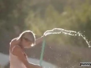 Mladý násťročné hrať s voda podpichovanie pička