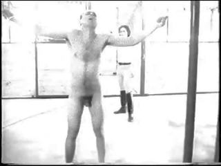 Slave pisket av ridning elskerinne (black&white retro video)