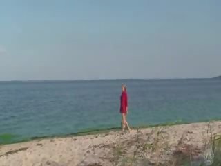 Sramežljivo goli punca na na plaža