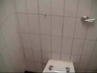 Público quarto de banho a urinar
