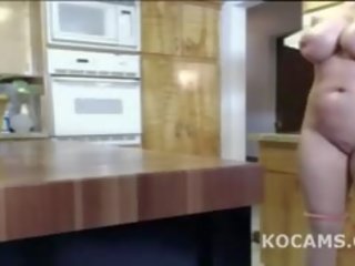 Aficionado pechugona rubia adolescente desnudo en cocina