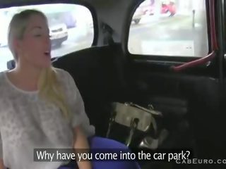 Prsnaté blondýna s veľký zadok fucked na kapucňa na parking
