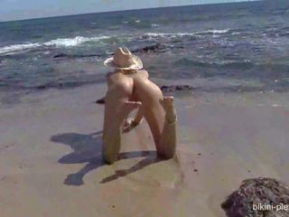 Sarah tira em o praia