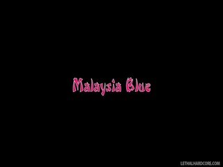 Egzotikus malaysia kék levetkőzik és pozíciók -ra a kanapé