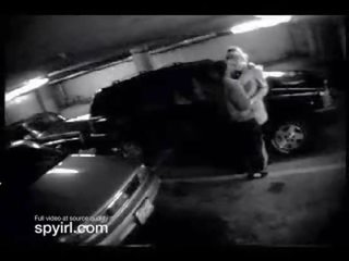 Sécurité caméra en parking lot captures couple ayant sexe