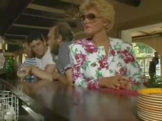 Sexy dame har en faen i en bar