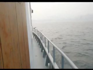 Anjo constance nua em barco em o mar