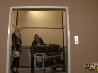 Amatérske úžasné blondýna slattern robí fajčenie a dostane fucked na the výťah