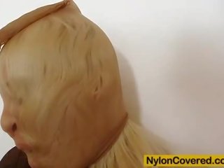 Zlý blondýna distorted nilón maska tvár
