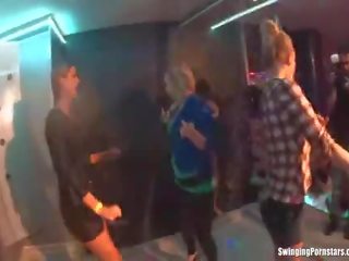 Slutty meitenes dejošas erotically uz a klubs