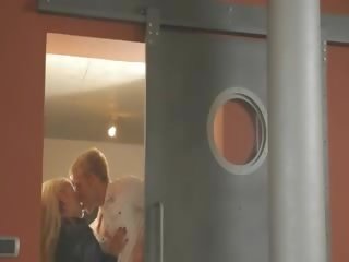 Blond papusa fucks ei excitat prieten